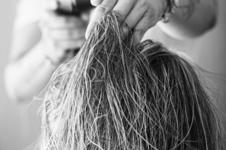 Profesional tomando muestra de cabello para realizar un mineralograma HMS.