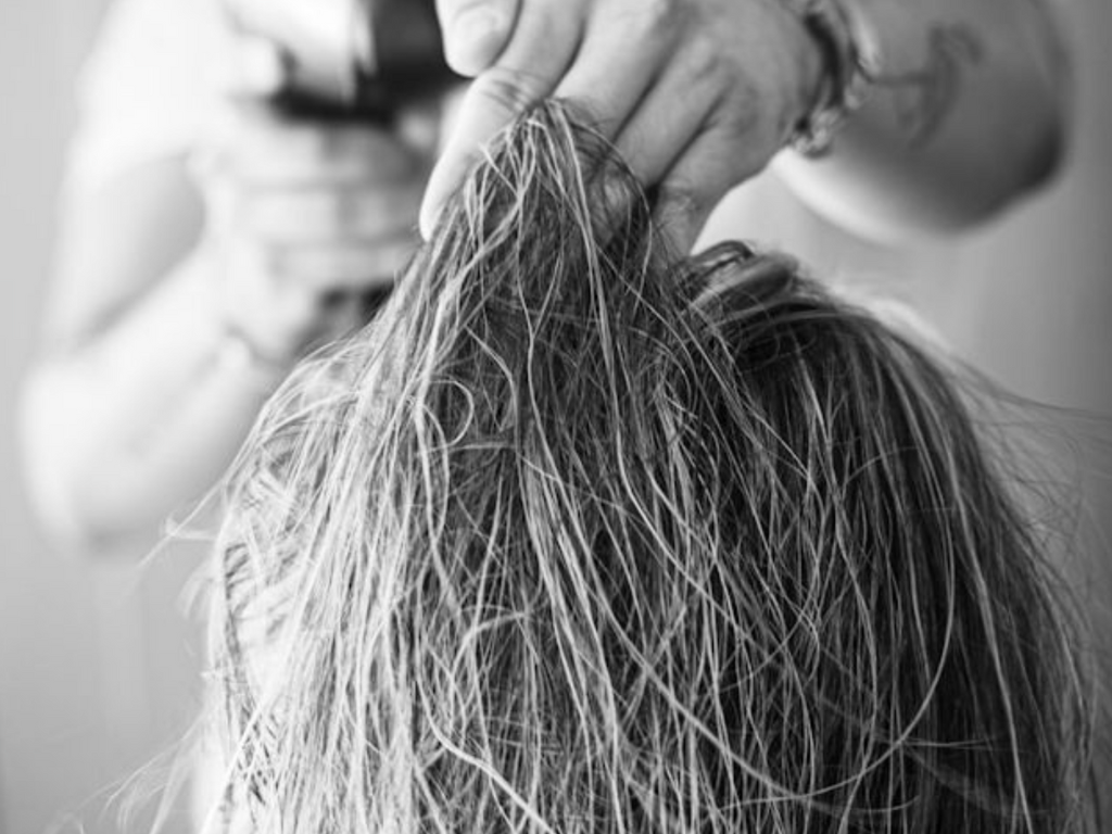 Profesional tomando muestra de cabello para realizar un mineralograma HMS.